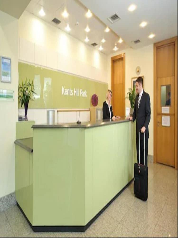 Kents Hill Park Training & Conference Centre Hotel Milton Keynes Exterior foto