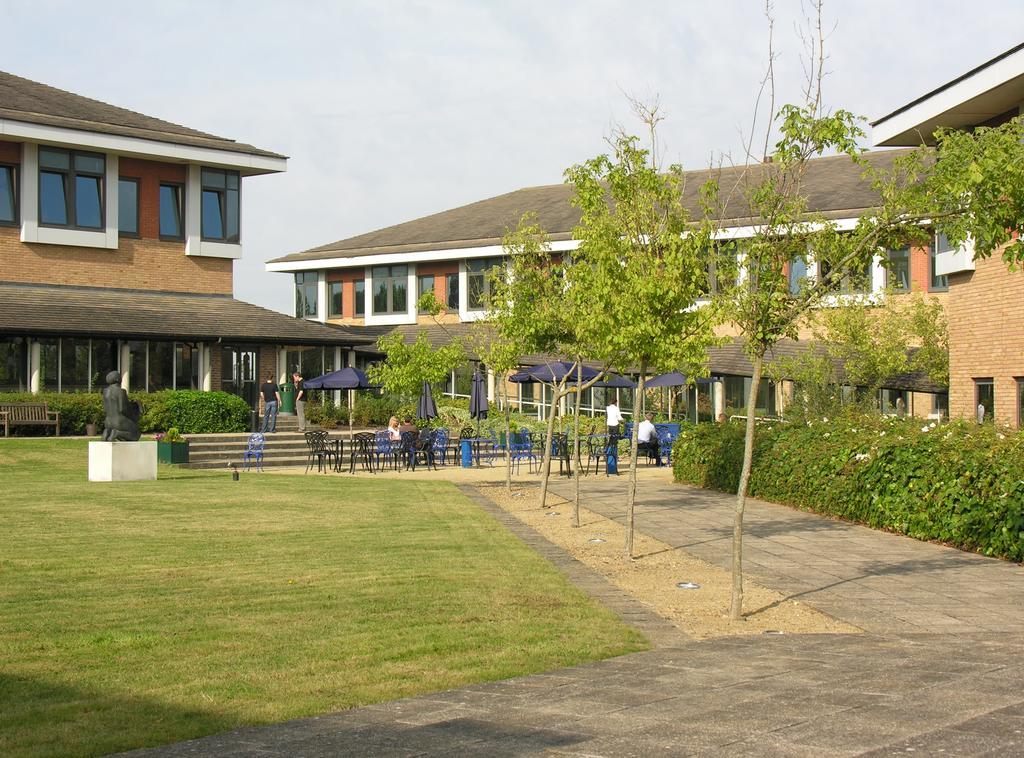 Kents Hill Park Training & Conference Centre Hotel Milton Keynes Exterior foto
